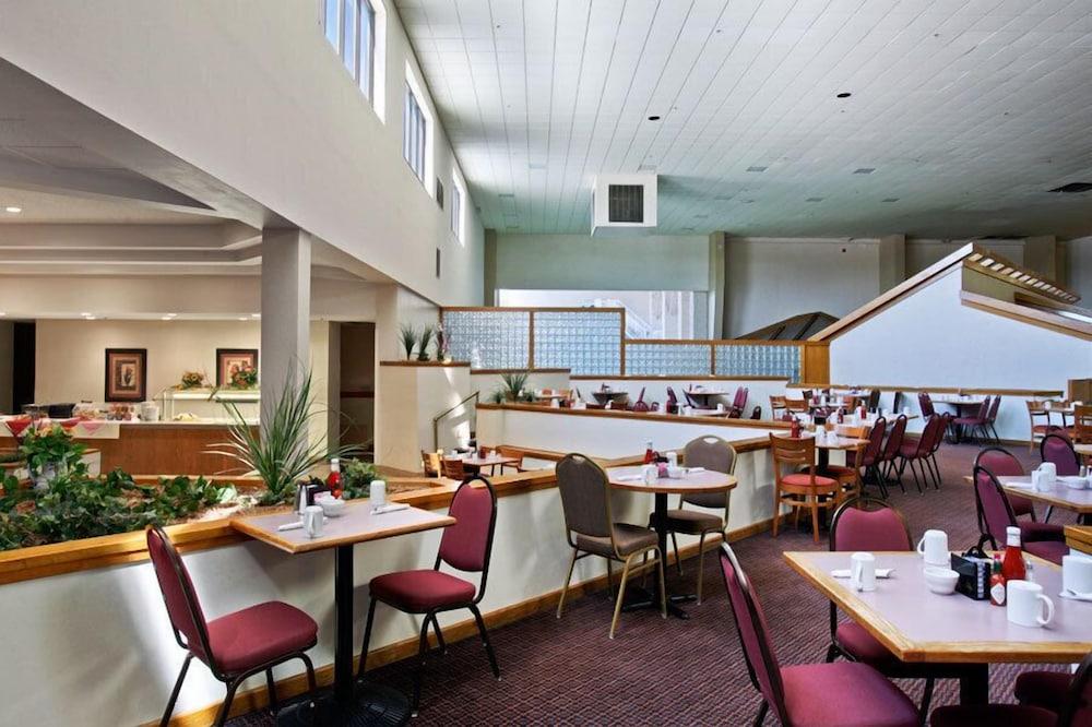 Salina Ambassador Hotel & Conference Center Restoran gambar